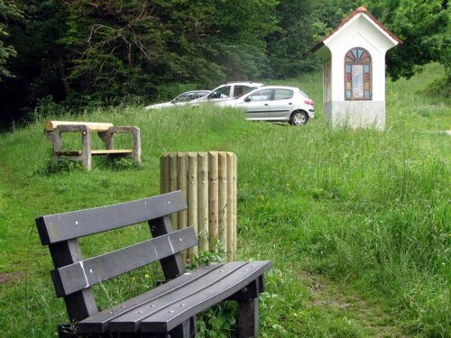 Od tu, pod vrhom Gobavice, je lep pogled na Kamniške planine